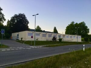 Auf der Südseite des Dorfgemeinschaftshauses ist die Grundschule Auf Mauern für 1 Jahr untergebracht