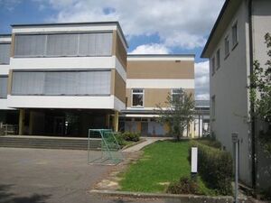 Hier sind Kleinkindbetreuung, Werkraum, Mensa, Bedarfsorientierte Betreuung etc. vorgesehen