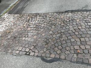 Fehlende Steine, Senkungen, ausgebrochene Ränder - ein Fall für den Jahresbau