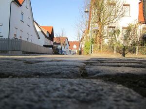 Holpriges Hindernis für Rollator- und Rohlstuhlfahrer